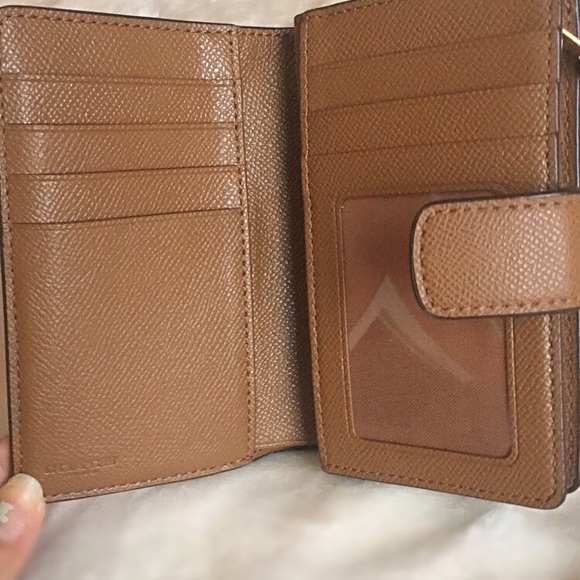 ❌❌SOLD❌❌  Coach Medium Zip Up Wallet - Picture 2 of 3